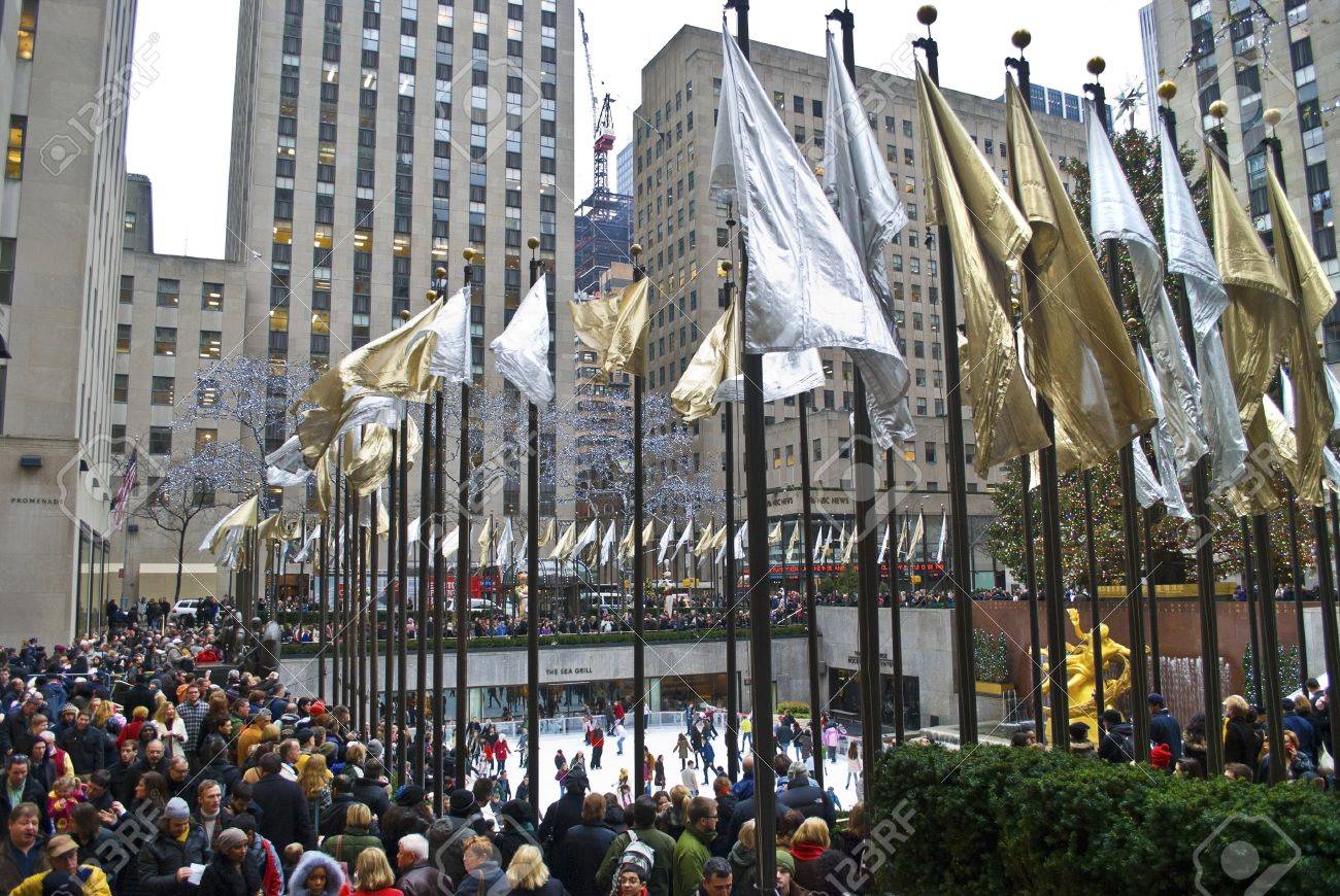 11 年 12 月 26 日にニューヨーク市のロックフェラー センターのクリスマス ツリーの周りニューヨーク 12 月 26 日 休日の混雑 の写真素材 画像素材 Image