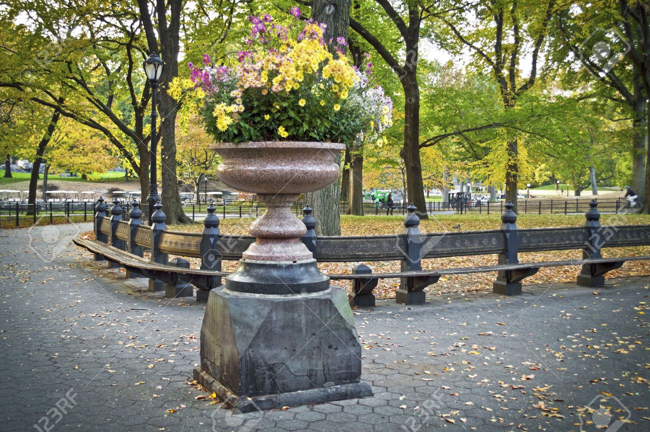 ニューヨーク市のセントラルパークの秋の花の大きいプランター の写真素材 画像素材 Image ニューヨーク市のセントラルパークの秋の花の大きいプランター の写真素材 画像素材 Image
