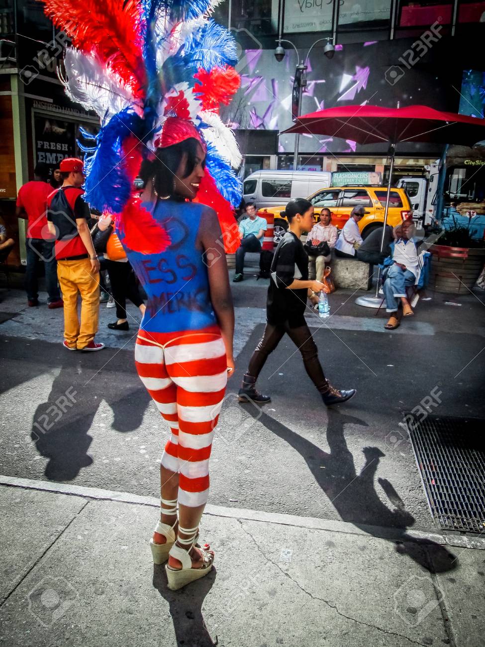 ボディーペイント露出 ニューヨーク 5 月 20: A かなり愛国心が強い赤で女性、白と青のボディ ペイント上に見えるようにヒントのタイムズ ・ スクエアのカメラで観光客から 2014 年 5 月 20 日マンハッタン。の写真素材・画像素材 Image 31550620