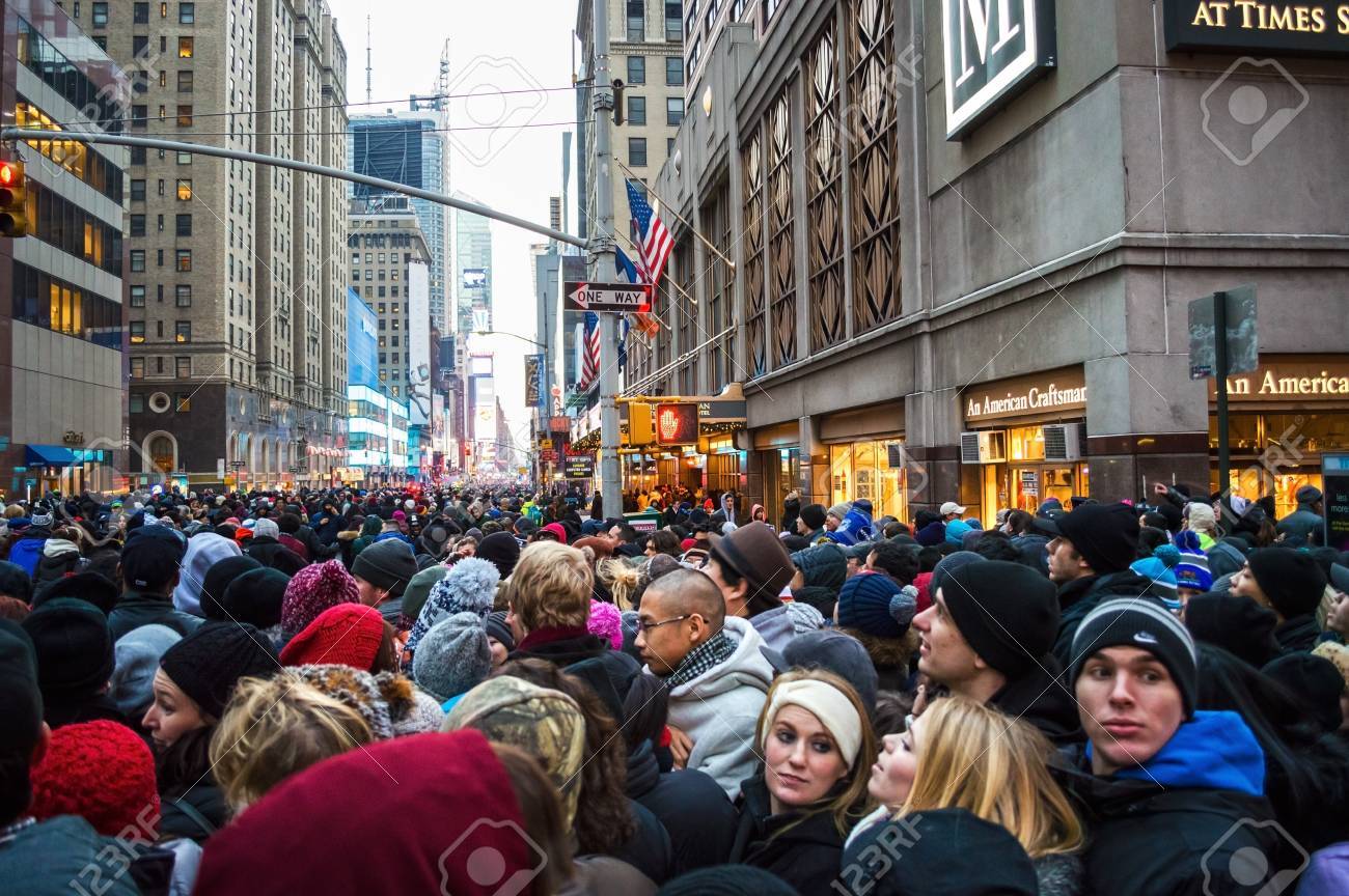 ニューヨーク 12 月 31: 大群衆は、マンハッタンの 2013 年 12 月 31  日にタイムズスクエアの大晦日祭典の前に時間を収集します。の写真素材・画像素材 Image 33736689