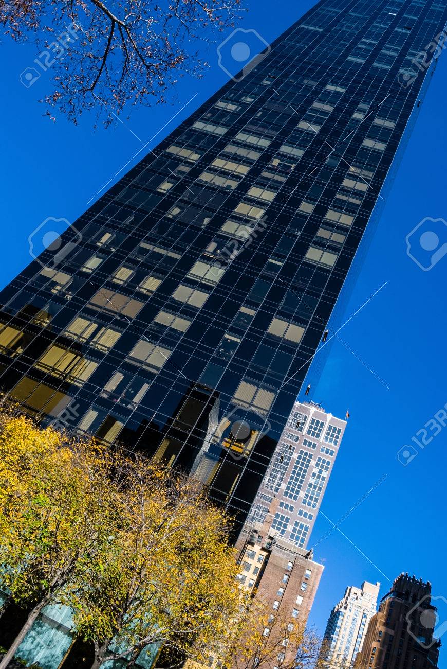 뉴욕 -11 월 24 일 - 뉴욕시에서 2011 년 11 월 24에 트럼프 월드 타워 바라 보. 로열티 무료 사진, 그림, 이미지  그리고 스톡포토그래피. Image 37180612