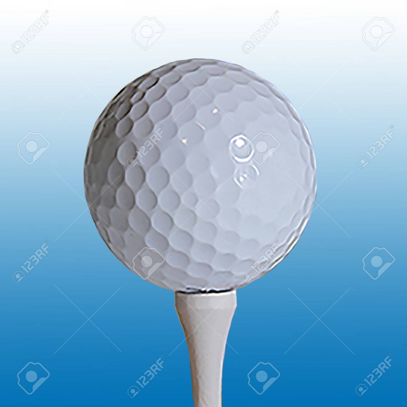 T シャツ ブルー グラデーションに対して分離されたゴルフボールのクローズ アップ の写真素材 画像素材 Image