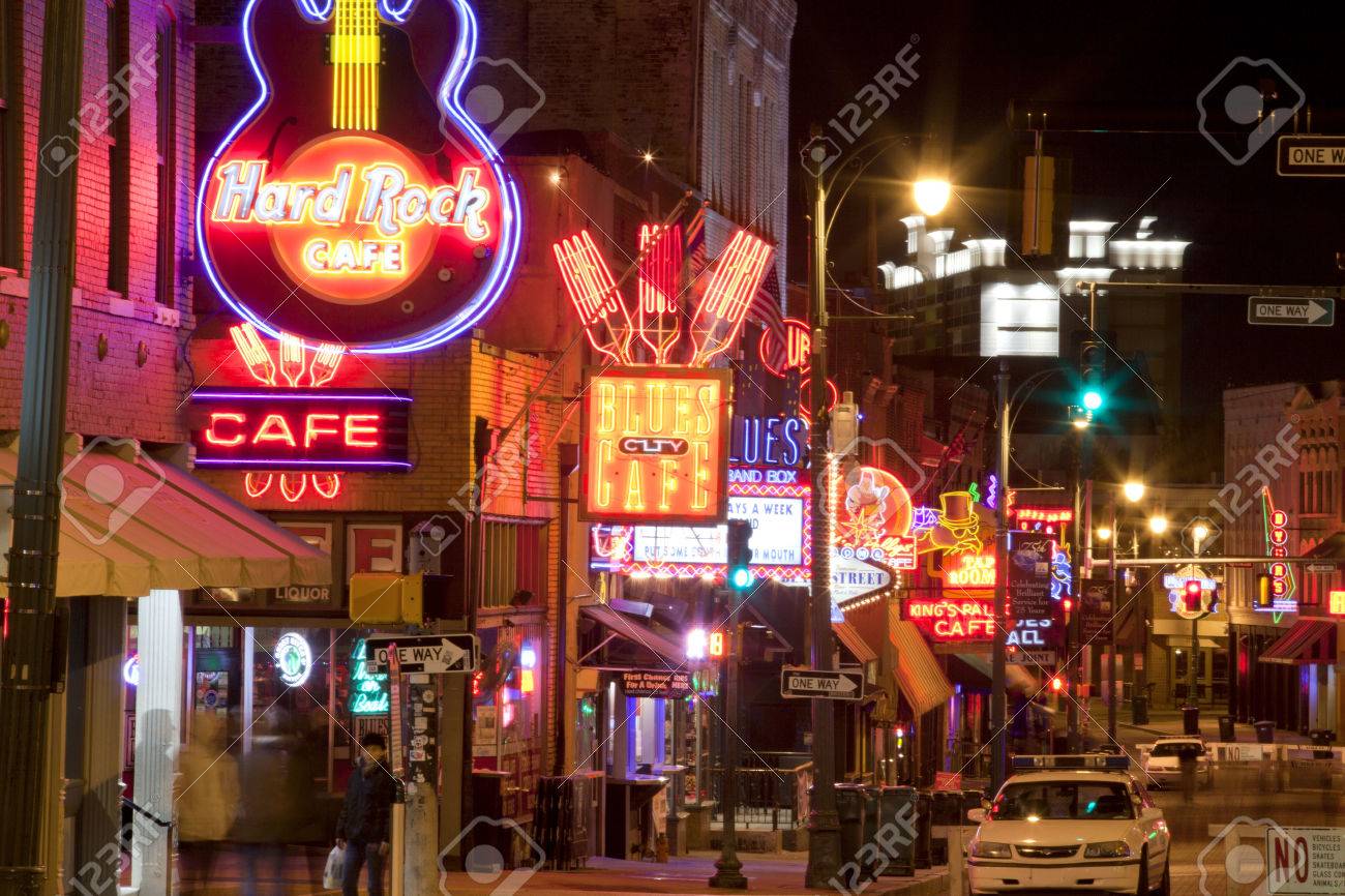 Der Beruhmte Beale Streetin Downtown Memphis Tennessee Es Ist Ein Bedeutender Standort In Der Geschichte Der Stadt Sowie In Der Geschichte Des Blues Heute Sind Die Blues Clubs Und Restaurants Die Beale Street