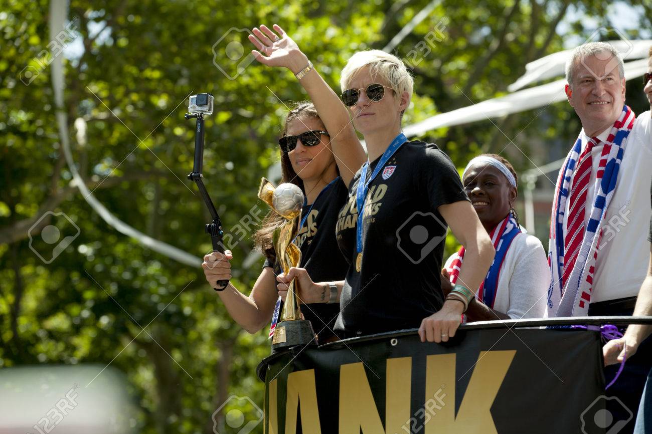 米国の女子サッカー チーム選手ミーガン Rapinoe センター ミッドフィールダー カルリ ロイド 左 彼らの Float として観客にニューヨーク市長ビル デ ブラシオ センター および監督ジル エリス 右 波としてワールド カップのトロフィーは Holdsing Broadw