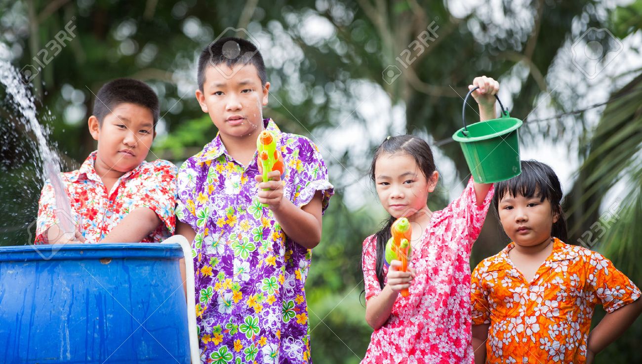 姉と弟は タイの正月ソンクラン祭りで水鉄砲を再生します の写真素材 画像素材 Image 姉と弟は タイの正月ソンクラン祭りで水鉄砲を再生します の写真素材 画像素材 Image