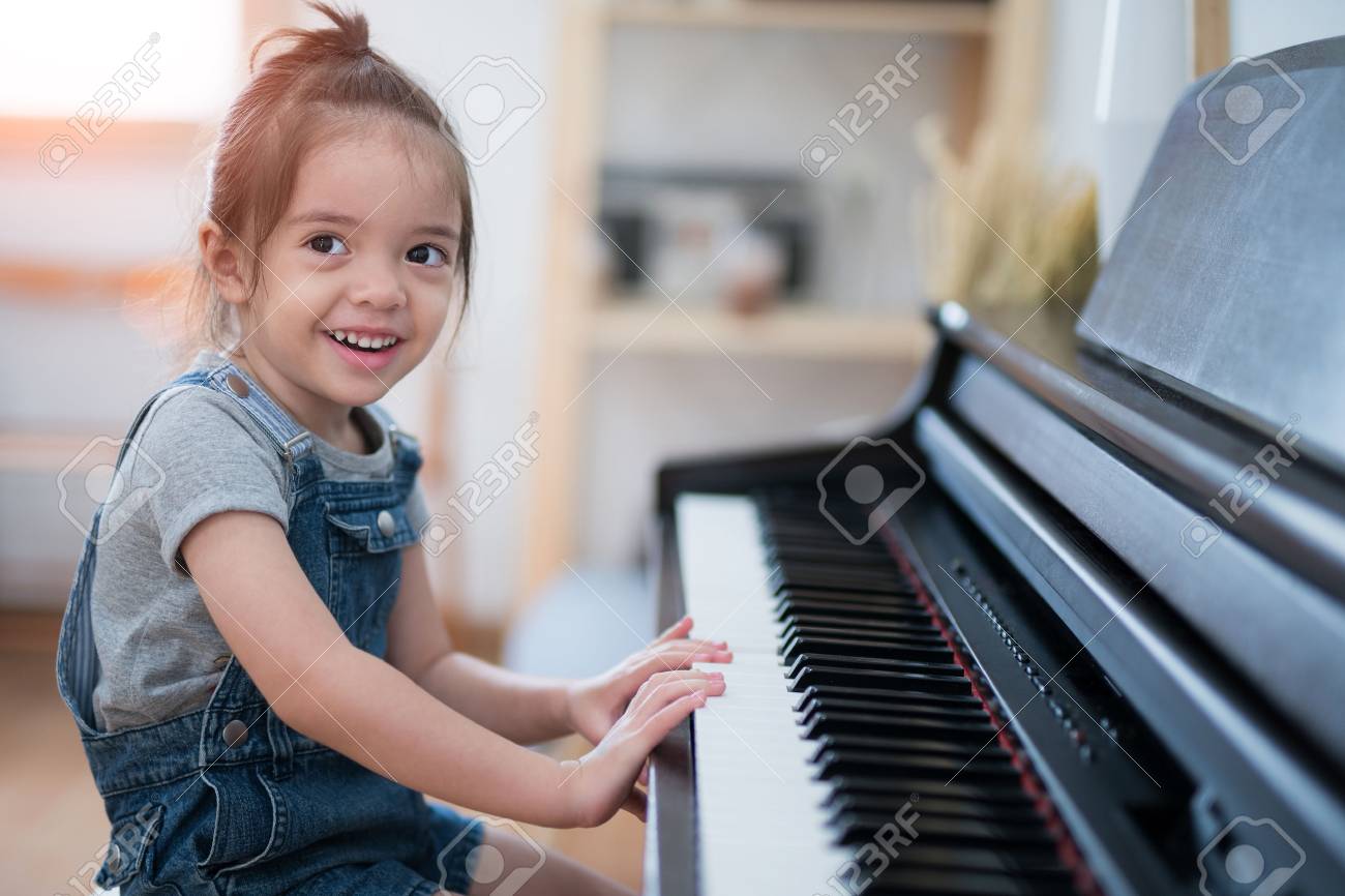 小さな女の子がピアノを弾くし リビング ルーム 音楽 子供 赤ちゃん 子供の概念で歌を歌う の写真素材 画像素材 Image 7701