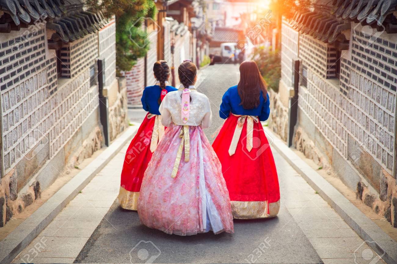La Señora Coreana En Hanbok O Corea Se Desnuda Y Camina En Una Antigua  Ciudad De Seúl, La Ciudad De Seúl, Corea Del Sur. Fotos, retratos, imágenes  y fotografía de archivo libres