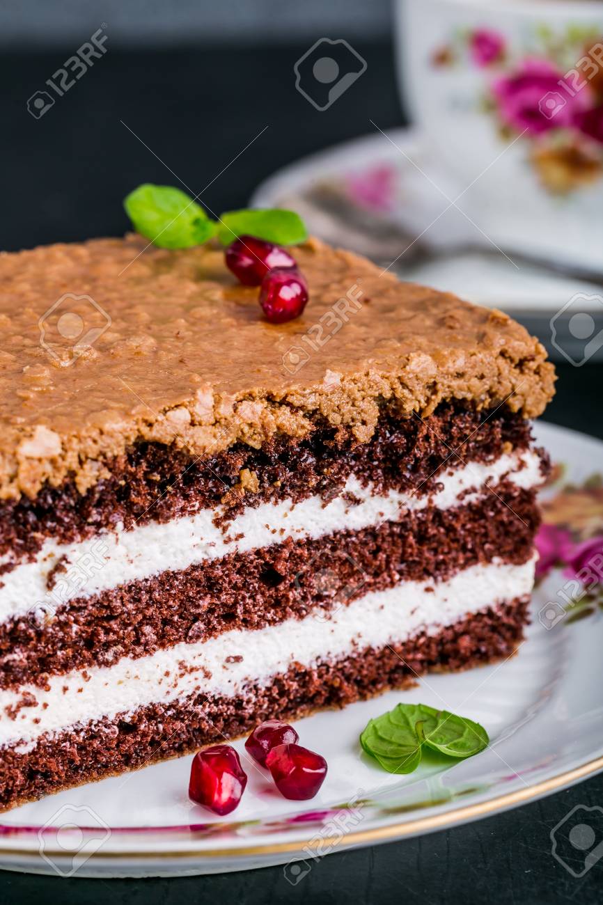 Tranche De Gateau Au Chocolat Fourre De Creme Fouettee Et De