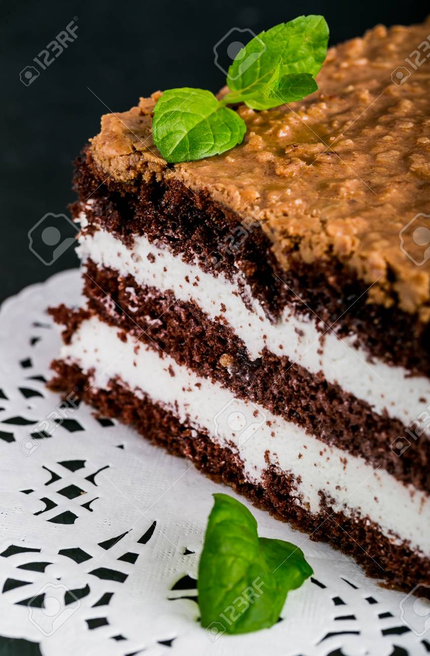 Tranche De Gateau Au Chocolat Fourre De Creme Fouettee Et De Garniture Croquante Banque D Images Et Photos Libres De Droits Image Tranche De Gateau Au Chocolat Fourre De Creme Fouettee Et De Garniture Croquante Banque D Images Et Photos Libres De Droits Image