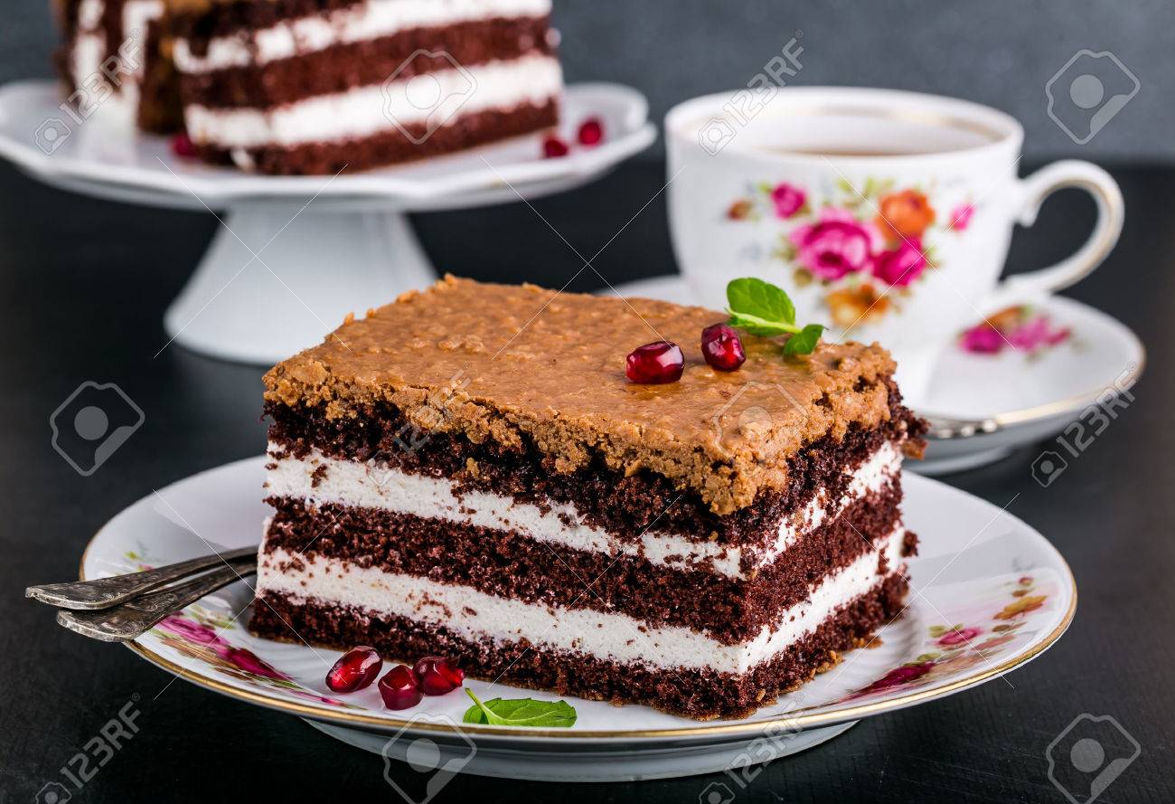 Tranche De Gateau Au Chocolat Fourre De Creme Fouettee Et De Garniture Croquante Banque D Images Et Photos Libres De Droits Image Tranche De Gateau Au Chocolat Fourre De Creme Fouettee Et De Garniture Croquante Banque D Images Et Photos Libres De Droits Image