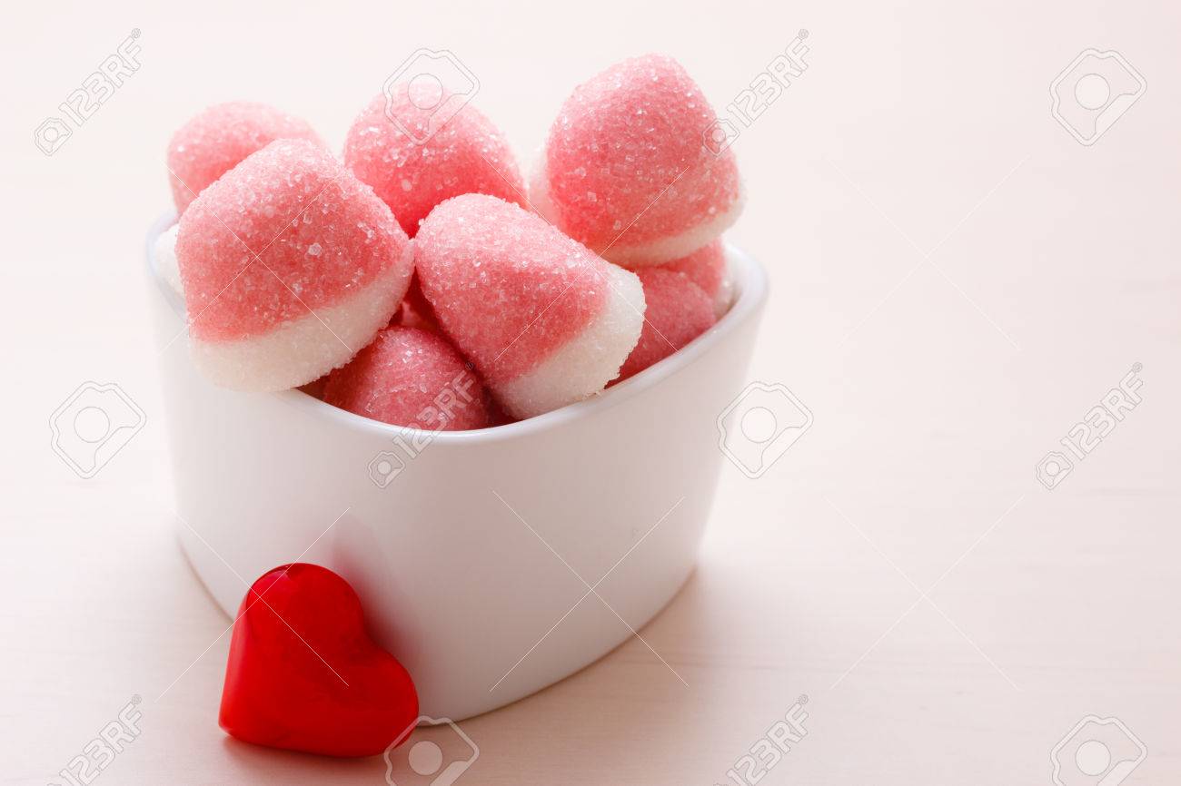 Susse Nahrung Sussigkeiten Rosa Gelees Oder Marshmallows Mit Zucker In Weissen Schussel Auf Holztisch Mit Roten Herzen Liebe Symbol Verziert Lizenzfreie Fotos Bilder Und Stock Fotografie Image 47405636