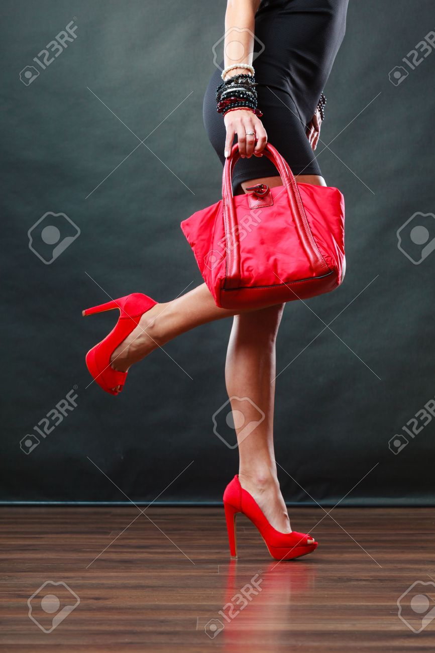 robe rouge chaussures noires