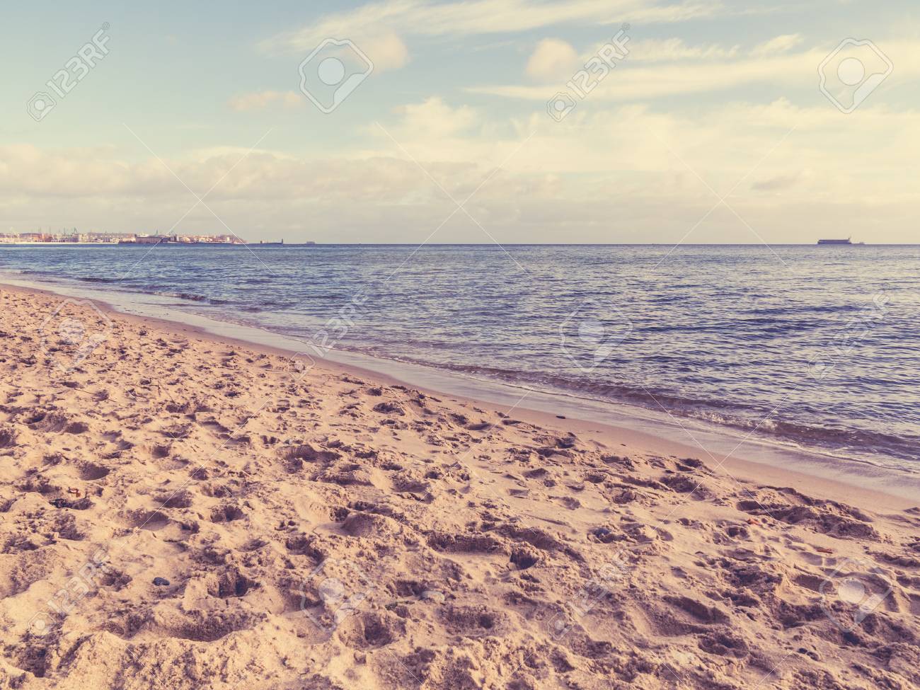Vue Du Ciel Nuageux Bleu En Mer Ou Leau De Locéan Avec Des Empreintes De Pas Sur La Plage De Sable