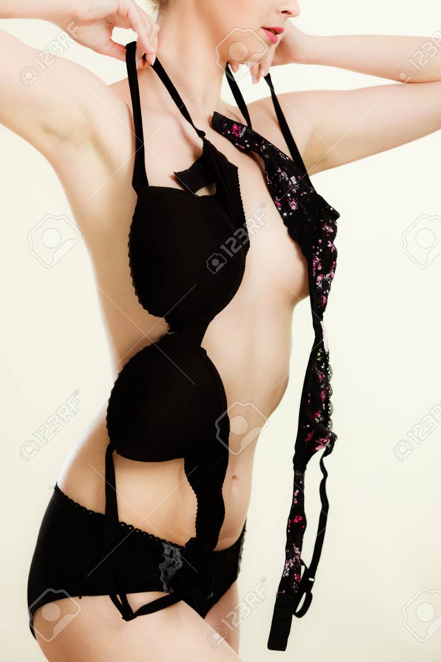 ほとんど裸 女性のランジェリーとドレスを選択します。ドレッシングのジレンマに美しいほとんど裸の女性。クラシックと考え出したブラジャー  ブラジャーを持つ少女。の写真素材・画像素材 Image 63513103