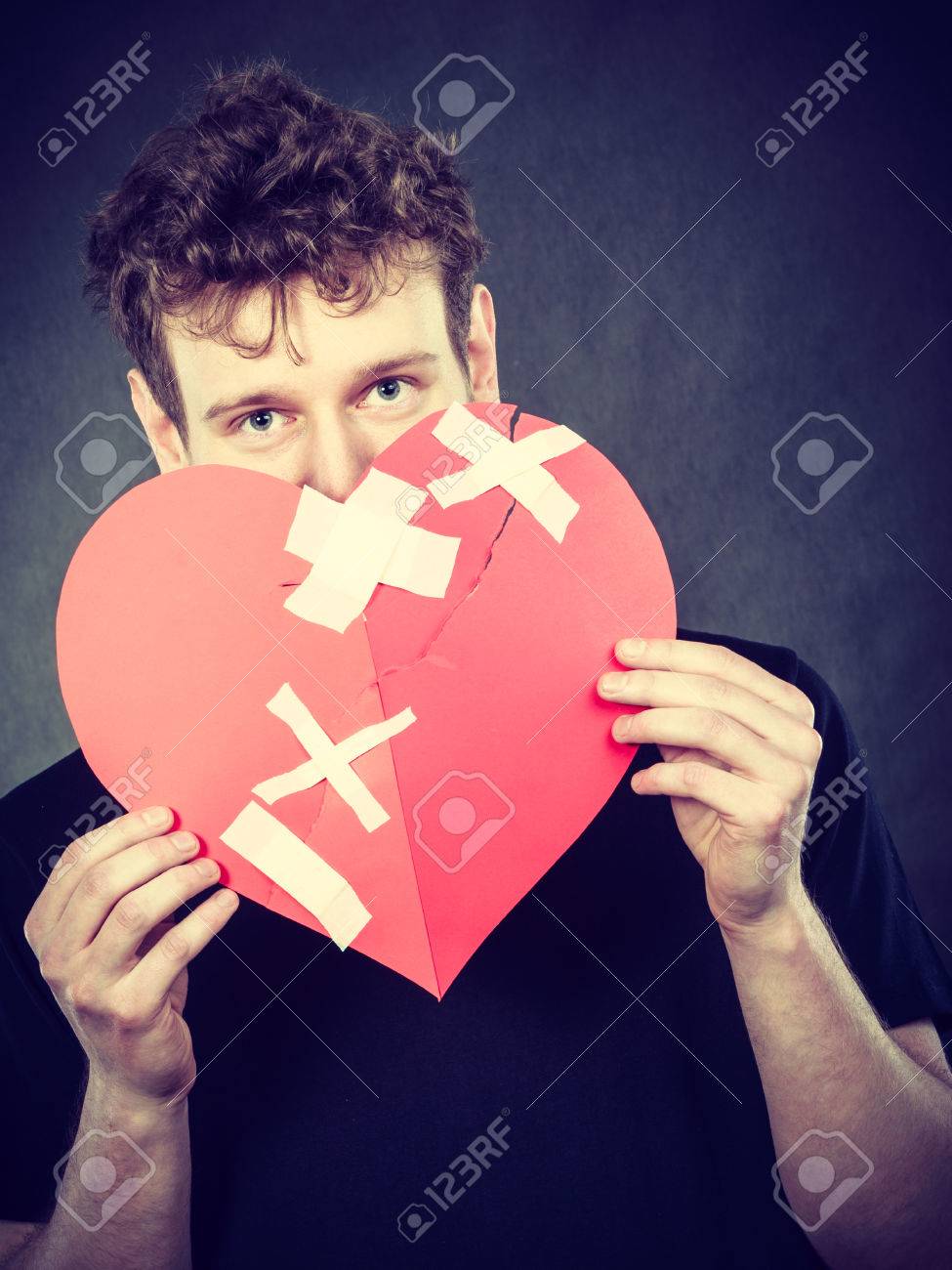 Coeur Brise Le Concept Malheureux Homme Triste Homme Tenant Colle Signe Symbole D Amour Sentiment Humain Entierement Renove Par Le Platre La Saint Valentin Banque D Images Et Photos Libres De Droits Image