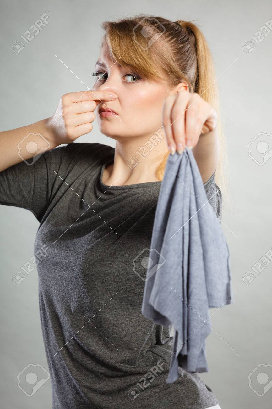 汚れ臭い衛生臭気概念 うんざりして女は 汚れた雑巾を保持します 女性の距離で臭い組織を維持します の写真素材 画像素材 Image