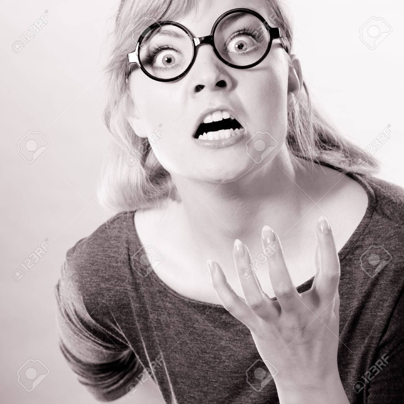 怒りと怒りのコンセプトです 表情豊かな女性は 悪い顔を見せ 怒っている神経腹少女の肖像画 否定的な感情の完全な人間 の写真素材 画像素材 Image