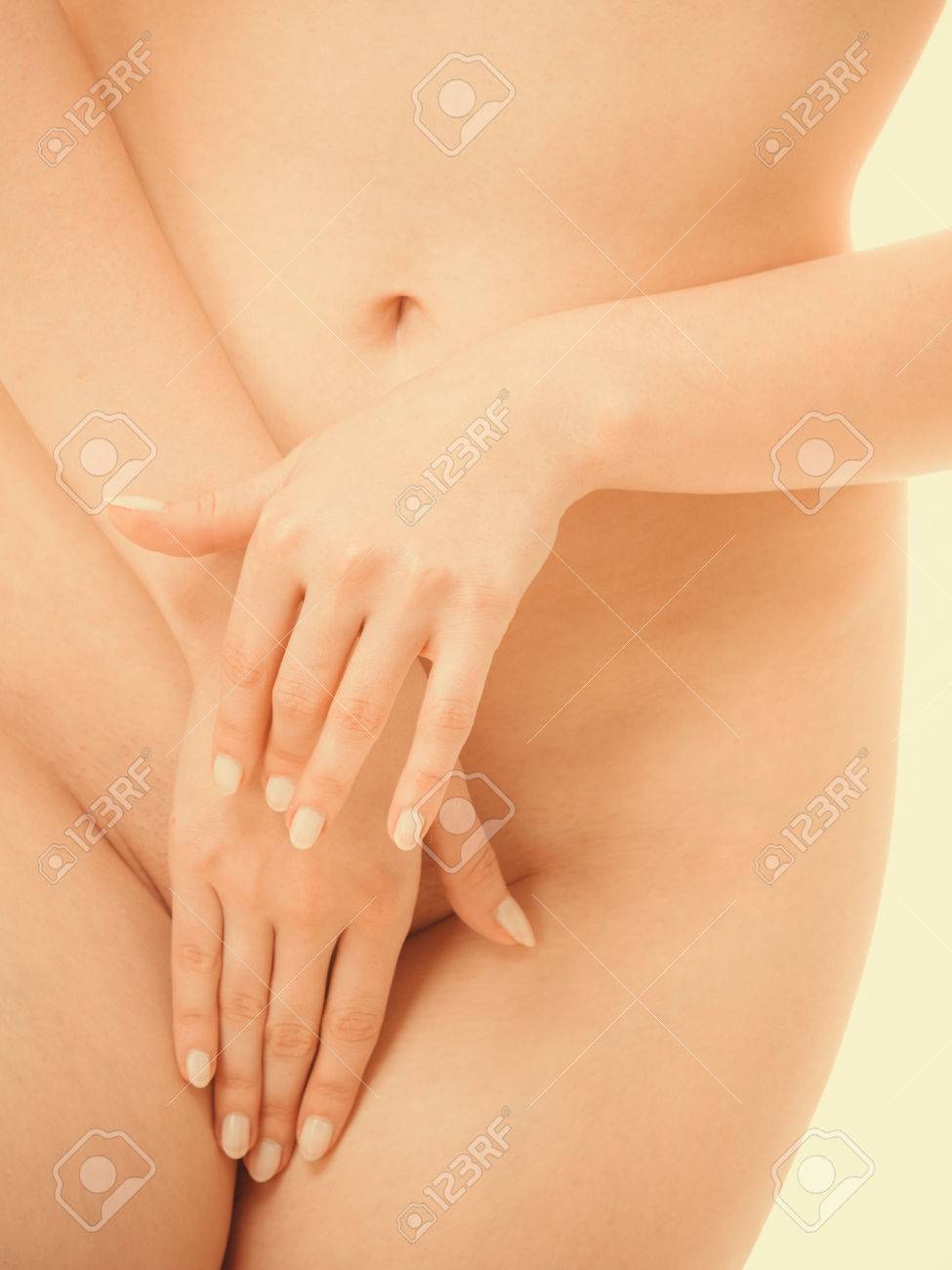 yellows 正面 ヌード 女性の微妙なヌード。若い女性の手によって彼女自身を覆う服なしの部分体。Vagin Venter ぐあいに手のひらで完全に裸・ Smoothy  女性。の写真素材・画像素材 Image 66304420