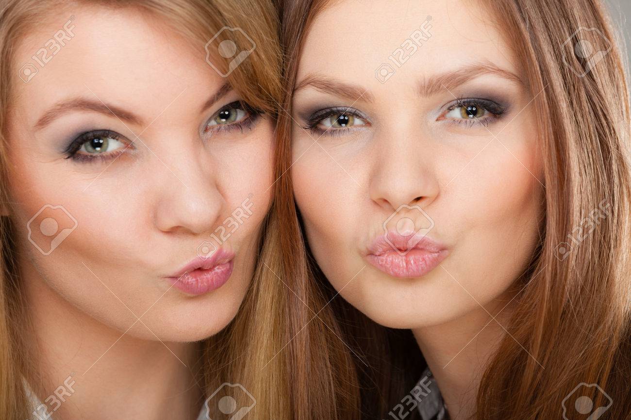 家族関係 友情の概念 楽しんで 2 人の美人姉妹キス空気を送信する Duckface を作る の写真素材 画像素材 Image 家族関係 友情の概念 楽しんで 2 人の美人姉妹キス空気を送信する Duckface を作る の写真素材 画像素材 Image
