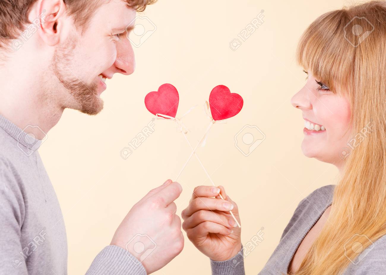 Sentimientos Romances Relación De Afecto Concepto. Pareja En El Momento Afectivo. Niño Y Niña Enamorada Intercambio De Corazones Que Muestra El Amor Fotos, Retratos, Imágenes Y Fotografía De Archivo Libres De Derecho. Sentimientos Romances Relación De Afecto Concepto. Pareja En El Momento Afectivo. Niño Y Niña Enamorada Intercambio De Corazones Que Muestra El Amor Fotos, Retratos, Imágenes Y Fotografía De Archivo Libres De Derecho.