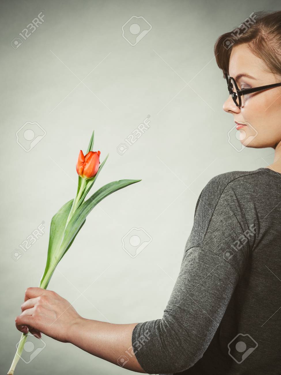 人と花 女の子レッド グリーン チューリップ春の花を保持している自然を愛する 女性絶賛していた自然環境 の写真素材 画像素材 Image