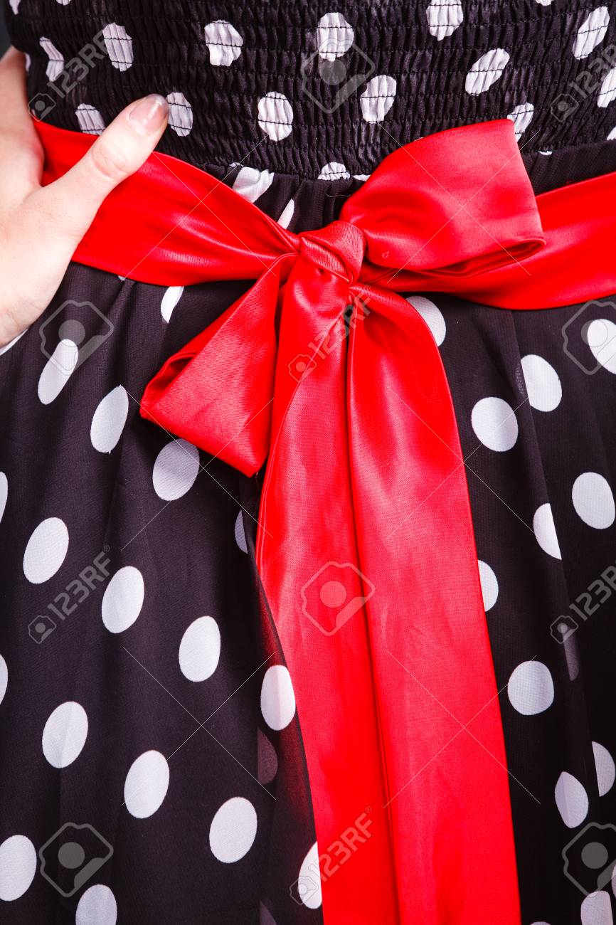 Immagini Stock Retro Pin Up Eleganti E Abiti Senza Tempo Concetto Abito Nero Primo Piano Di Retro Punteggiato Con Il Grande Arco Rosso Image 73784100