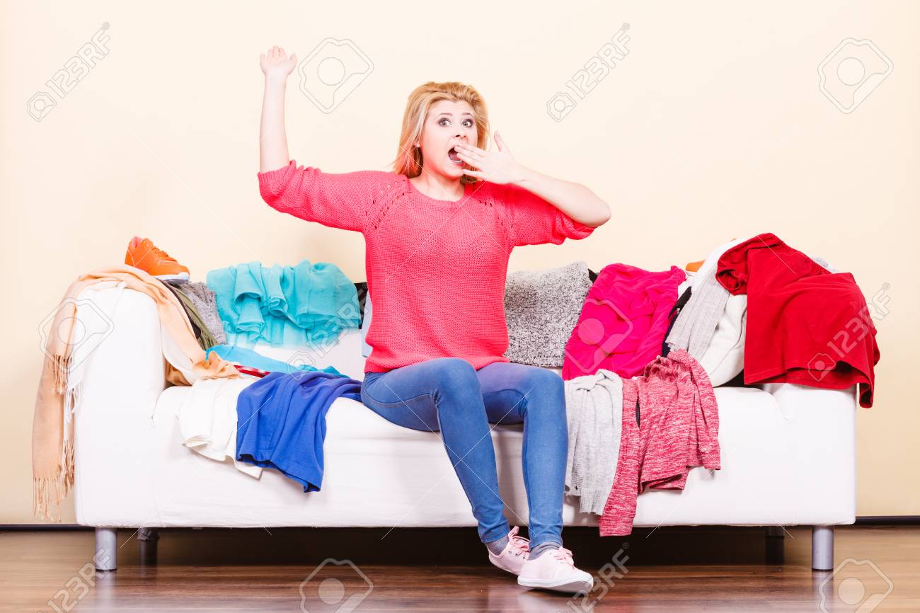 衣類のジレンマ概念 女性は着る服の山で乱雑なソファに座って何を知らない の写真素材 画像素材 Image 衣類のジレンマ概念 女性は着る服の山で乱雑なソファに座って何を知らない の写真素材 画像素材 Image