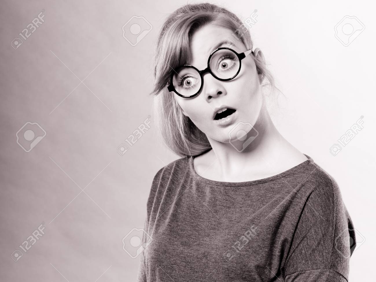 ショックと不信のコンセプトです 口を大きく開けてびっくりびっくりした女の子 驚きの女性見て非常に衝撃を与えた 顔の表情やボディーラン ゲージ の写真素材 画像素材 Image