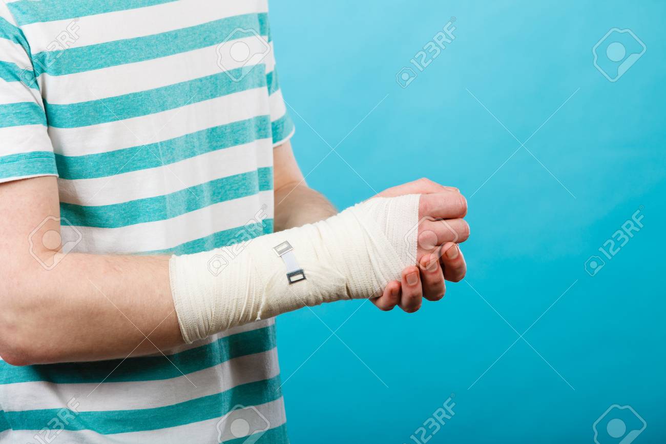 ушиб руки долго болит. ушиб руки долго болит. человек с забинтованной рукой. меры оказания первой помощи при ушибах. что делать при ушибе первая помощь.