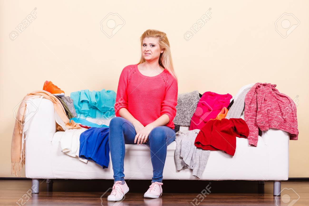 衣類のジレンマ概念 幸せな女は 何を着る服の山で乱雑なソファに座って知らない の写真素材 画像素材 Image 衣類のジレンマ概念 幸せな女は 何を着る服の山で乱雑なソファに座って知らない の写真素材 画像素材 Image