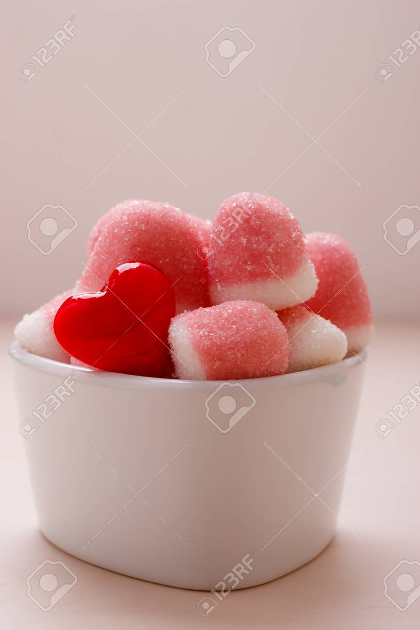 Susse Nahrung Sussigkeiten Rosa Gelees Oder Marshmallows Mit Zucker In Weissen Schussel Auf Holztisch Mit Roten Herzen Liebe Symbol Verziert Lizenzfreie Fotos Bilder Und Stock Fotografie Image 84812512