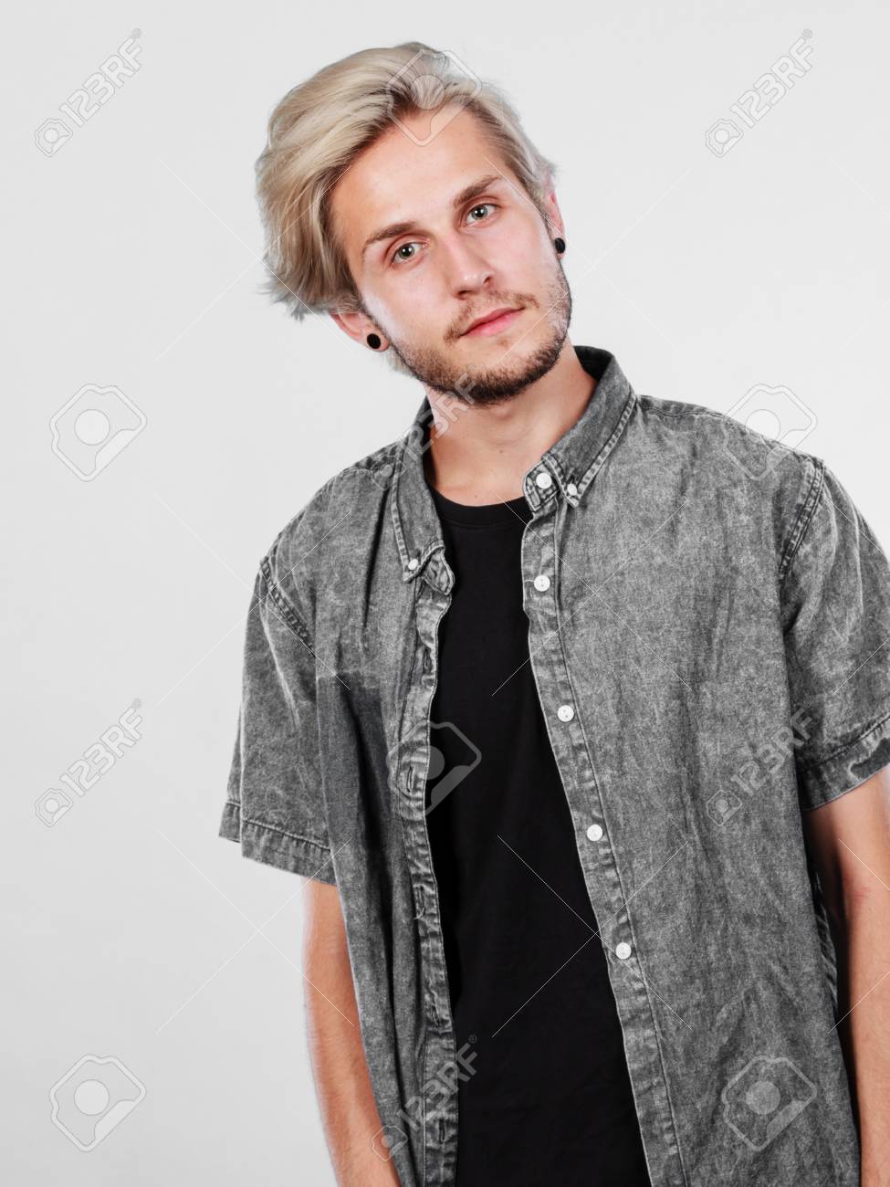 camisa sobre camiseta