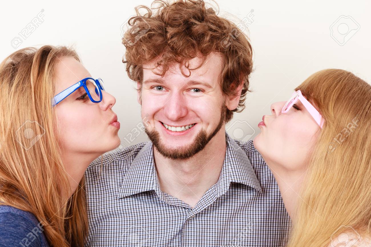 眼鏡の中の2人のかなり若い女性がハンサムな男にキスします 三角が好き の写真素材 画像素材 Image 6657 眼鏡の中の2人のかなり若い女性がハンサムな男にキスします 三角が好き の写真素材 画像素材 Image 6657