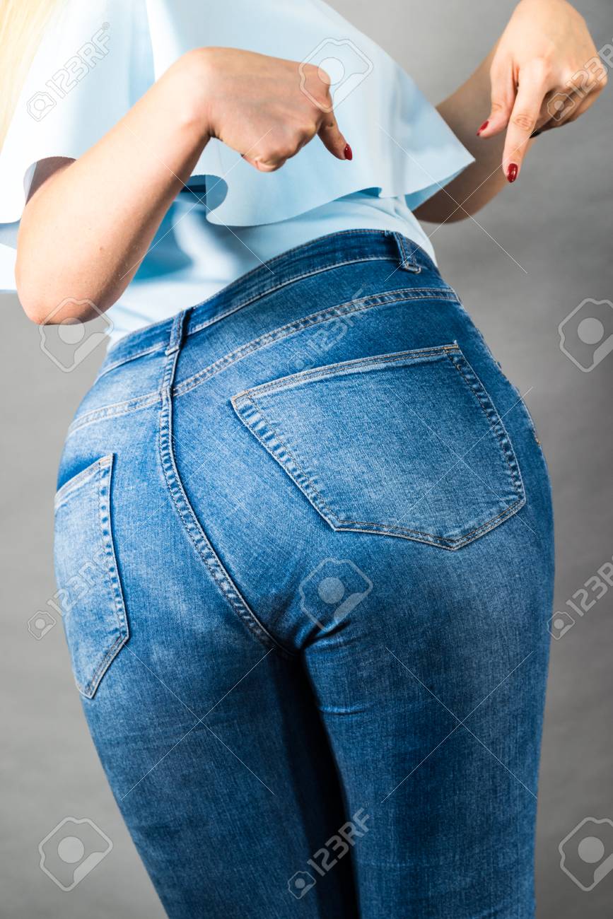 女性プラスサイズのクローズ アップは ブルー ジーンズ 流行の服を提示女性お尻をヒップします ファッション衣類女性らしさの概念 灰色の背景 の写真素材 画像素材 Image