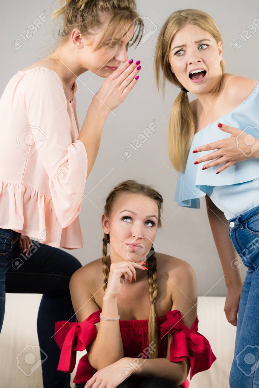 2人の女友達にいじめられている女性が 彼女についてうわさ話をしている 友情のライバルと羨望の問題 の写真素材 画像素材 Image