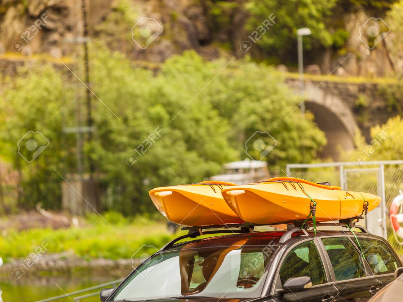アクティブなライフスタイルスポーツコンセプト 輸送する準備ができてトップ屋根にカヤック黄色のカヌーを持つ車 の写真素材 画像素材 Image