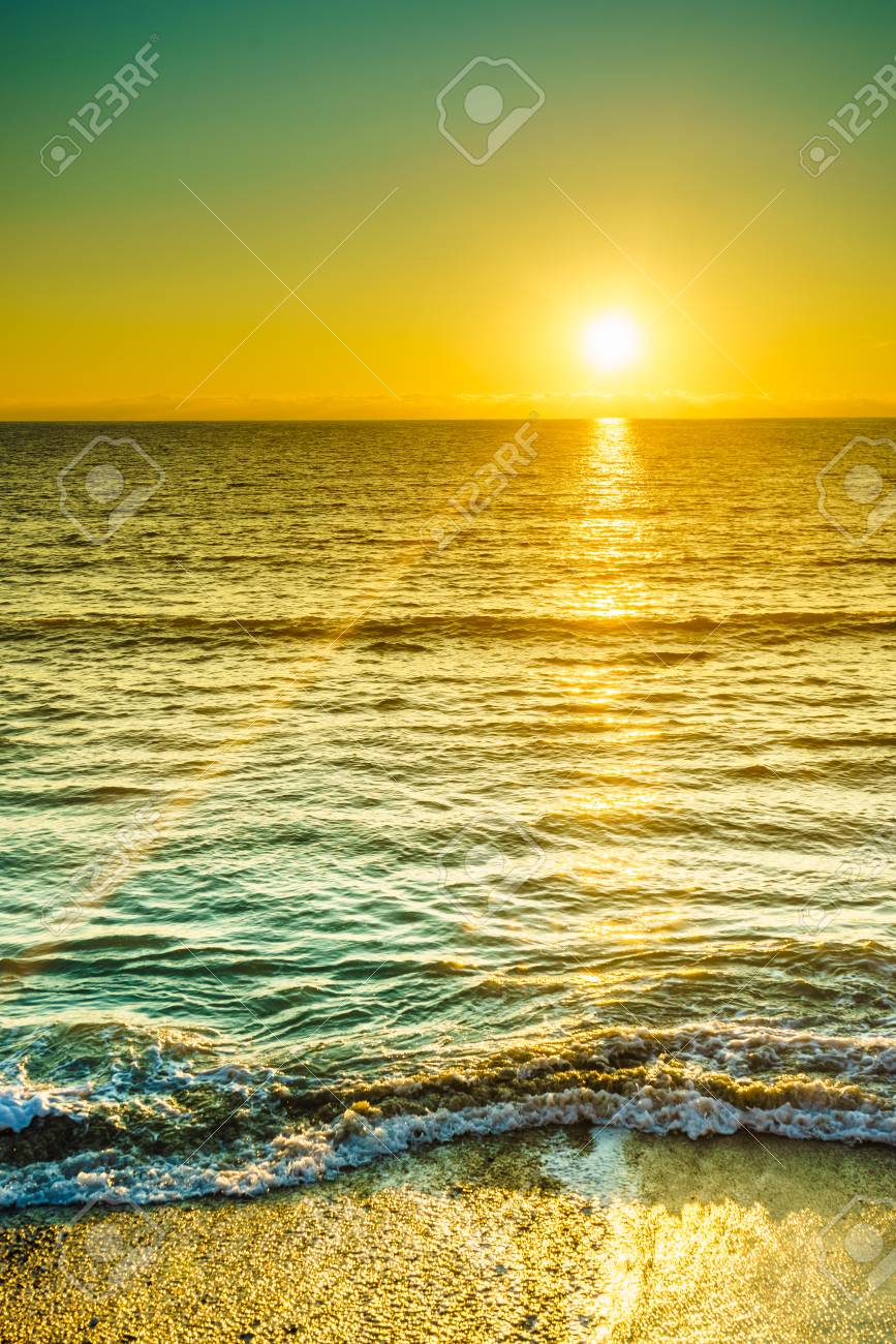 Immagini Stock - Tramonto Panoramico O Alba Sulla Superficie Del Mare.  Scenario Naturale, Bellissimo Paesaggio. Image 118788859