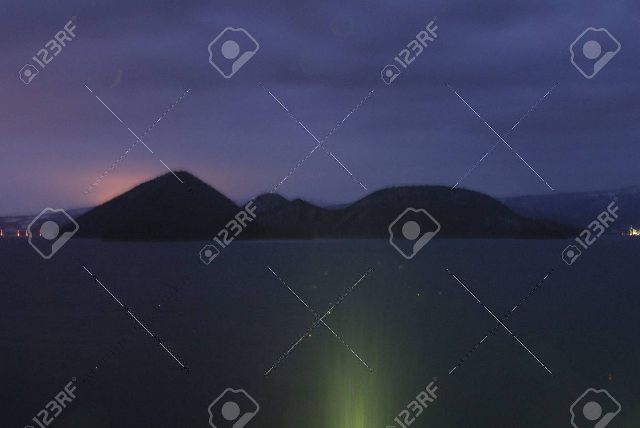 元山ピーク 間 15 Km 40 Km 前後とほぼ円形 1 メートルの深さは 大規模な中央の島の火山のカルデラ 洞爺湖です この写真はちょうど 日の出前に撮影長時間露光です の写真素材 画像素材 Image 元山ピーク 間 15 Km 40 Km 前後とほぼ円形 1 メートルの深さは 大規模な中央の島の火山のカルデラ 洞爺湖です この写真はちょうど 日の出前に撮影長時間露光です の写真素材 画像素材 Image