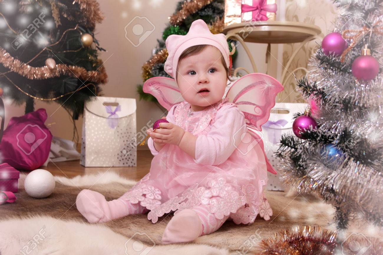 Ange Comme Bebe Fille Avec Des Ailes De Papillon Rose Sous L Arbre De Noel Banque D Images Et Photos Libres De Droits Image