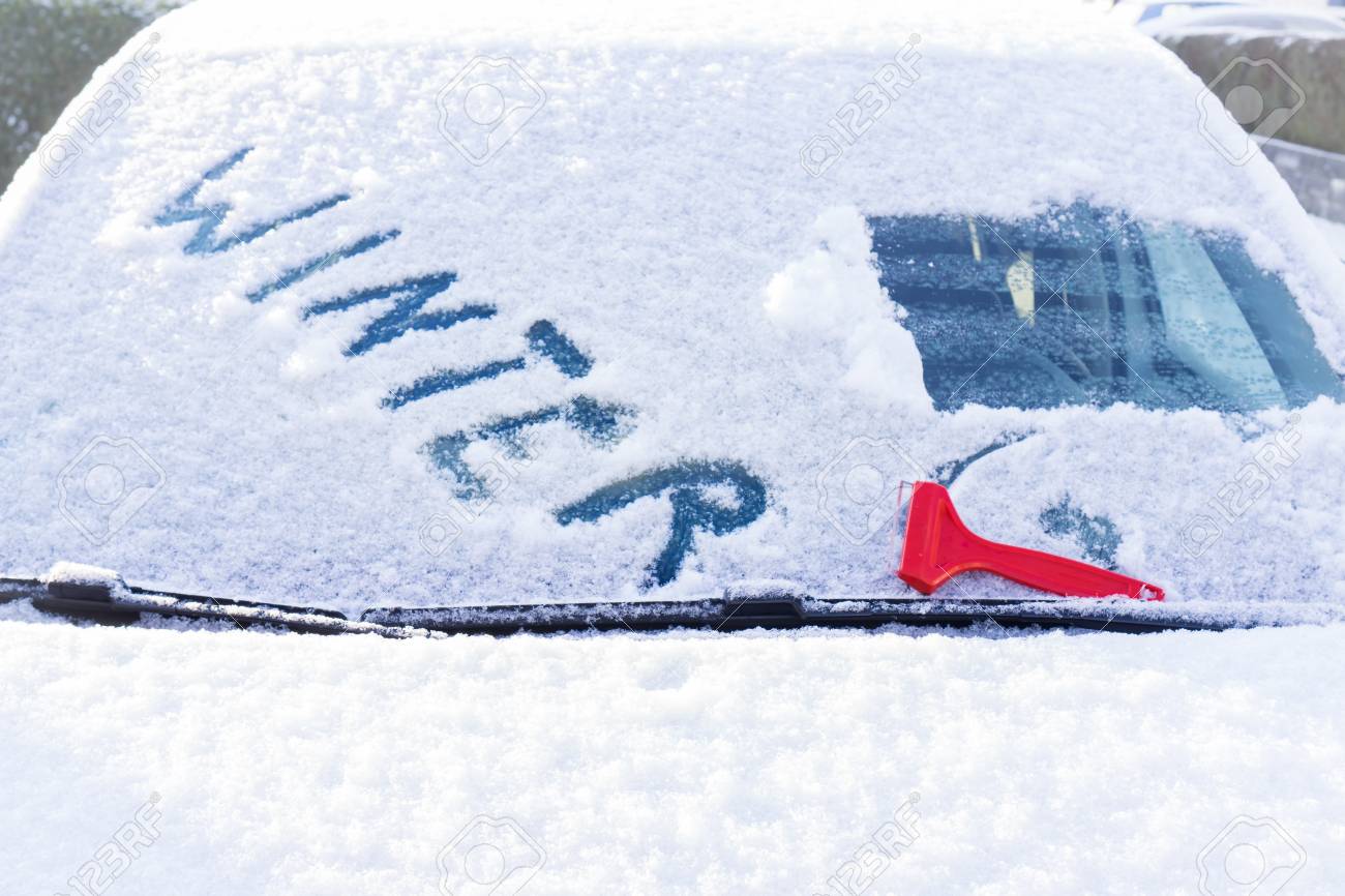 車の窓から雪を削る の写真素材 画像素材 Image