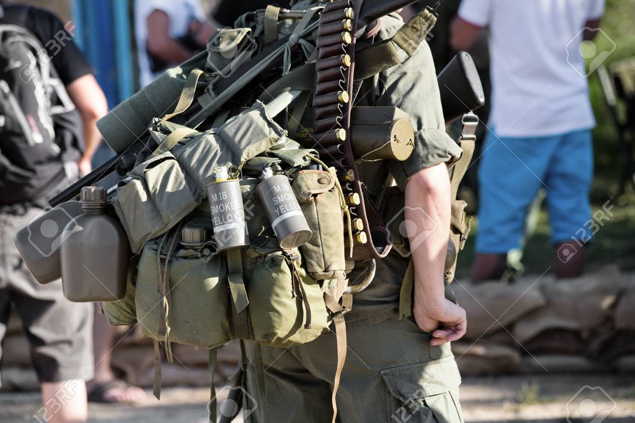 Resultado de imagem para Que equipamentos um soldado carrega?