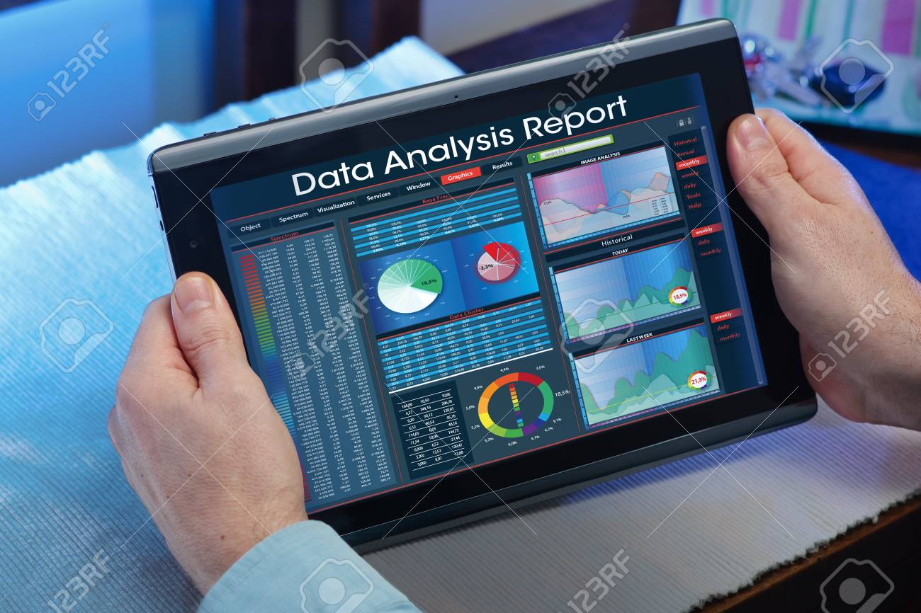 Mann Die Suche Web Internet Berichtsdaten Mit Tablette Pc In Sie