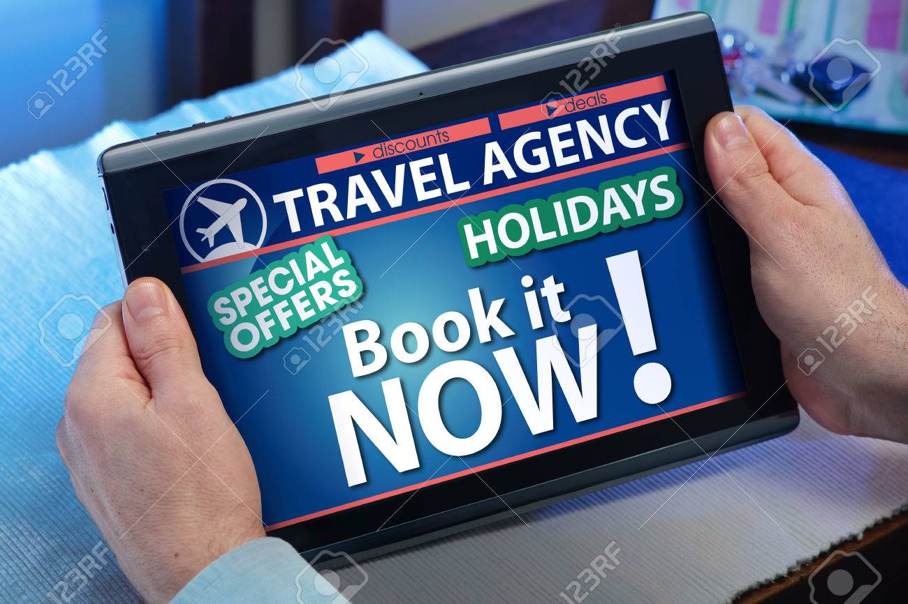 Mann Suche Website Online Ein Reiseburo Internet Mit Ihrem Tablet