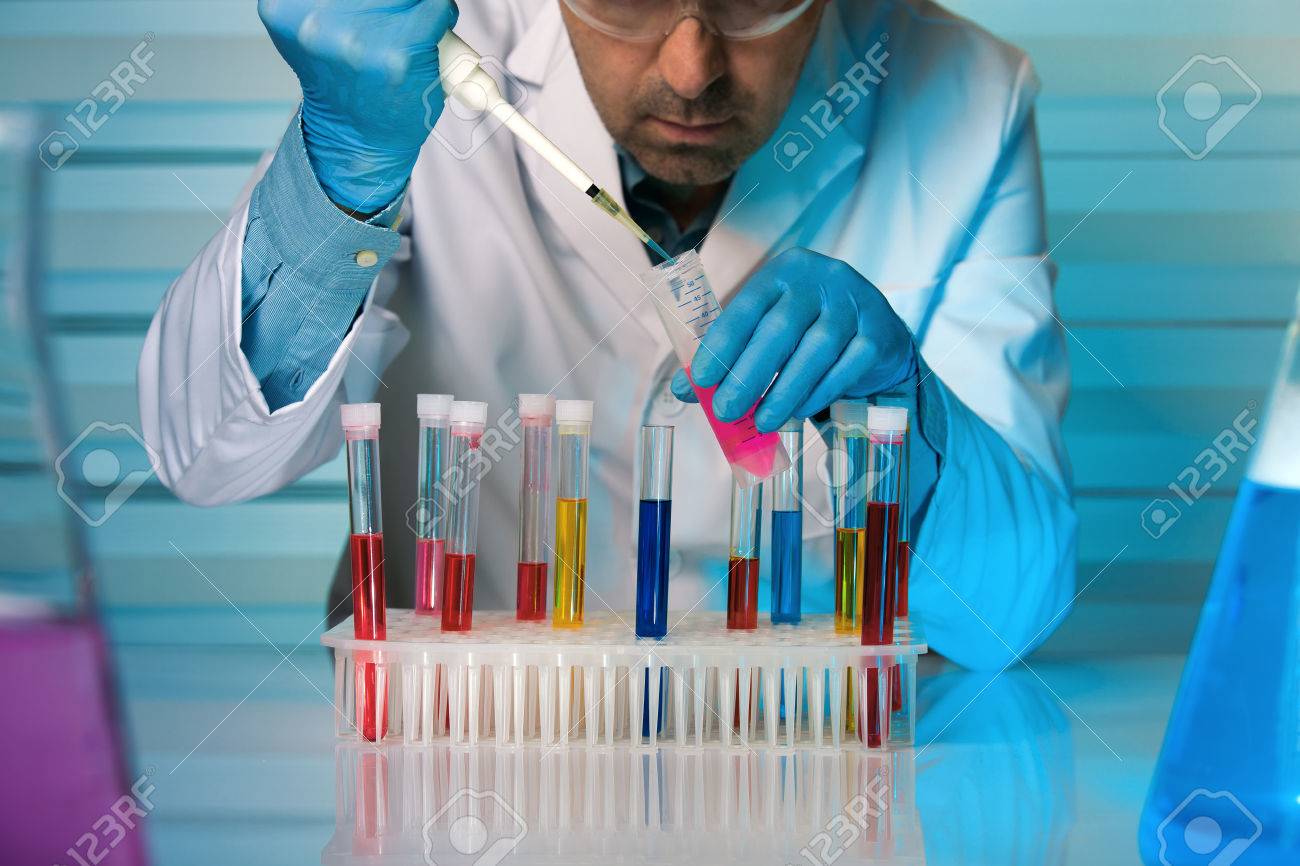 Scientifique Travailleur Pipette Tube Chimie Laboratoire Chimiste Ingenieur Fonctionnement Tubes Essai Laboratoire Banque D Images Et Photos Libres De Droits Image