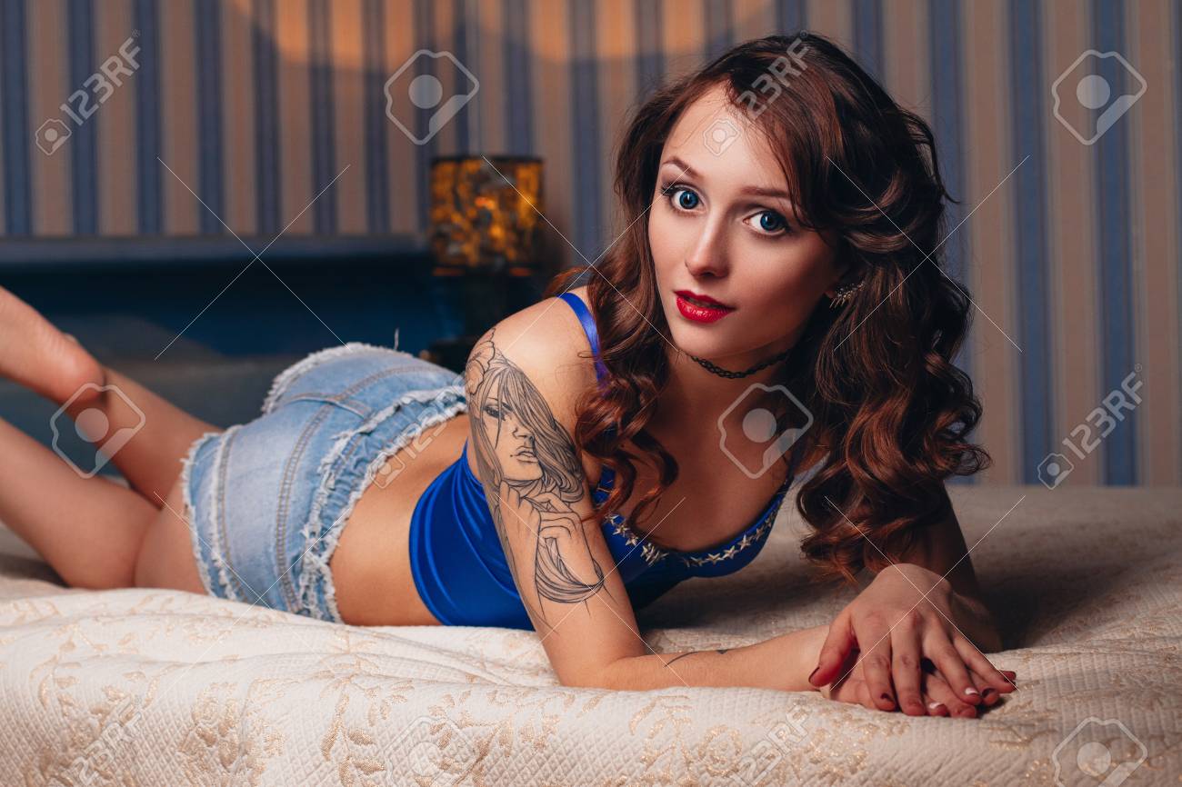 Mujer bella desnuda posando cama photo 678