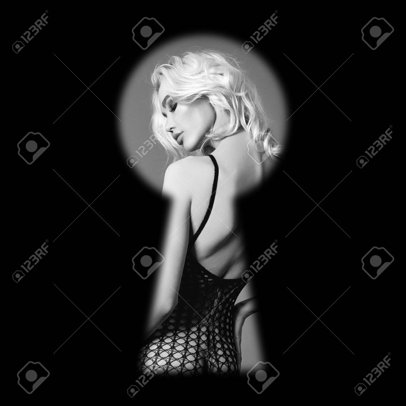 El Hombre Espía A La Mujer Desnuda En El Ojo De La Cerradura De La Puerta,  Una Invasión De La Privacidad. Vigilancia Encubierta De Niña Desnuda. Un  Hombre Mira Secretamente A Una