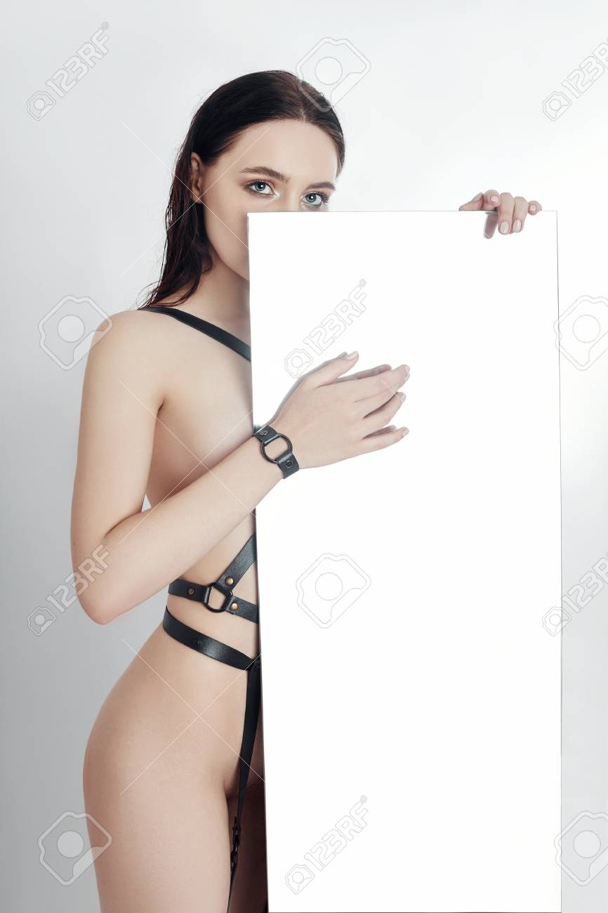 Figura de mujer desnuda reflejada en un espejo, perfección en cada línea