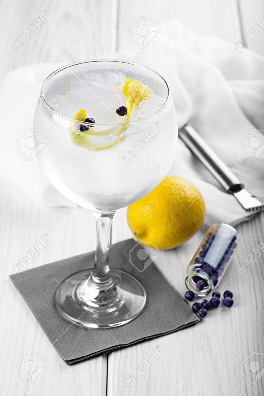 レモンのねじれとジュニパー ハイボール グラスにジンとトニックの果実します の写真素材 画像素材 Image