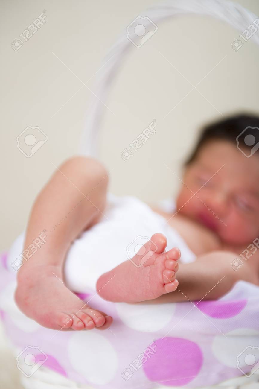白い毛毛布の上かごで眠る幸せな新生児女の子 の写真素材 画像素材 Image