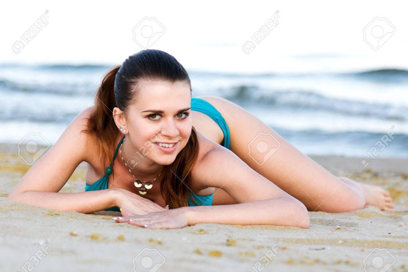 на пляже девочка 